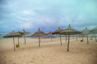 Bulutlu bir günde plaj şemsiyeleri