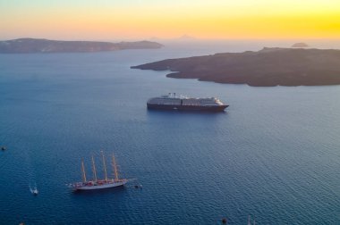 Deniz üzerinde gün batımının muhteşem manzarası