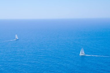 Akdeniz ve mavi gökyüzünün havadan görünüşü