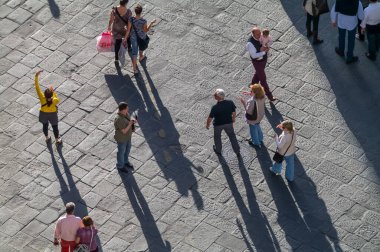 FLORENCE, İTALYA - 14 HAZİRAN 2020: Gökyüzünden ünlü şehir meydanında yürüyen yayalar ve turistler