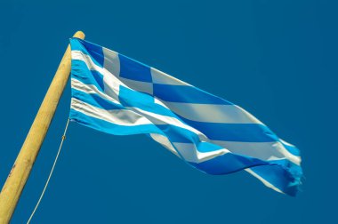 Yunanistan bayrağı ve mavi gökyüzü