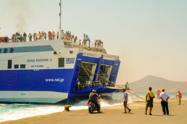 SANTORINI, GREECE - 22 HAZİRAN 2020: Yunanistan Cyclades 'e park etmiş büyük bir feribot.