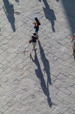 FLORENCE, İTALYA - 14 HAZİRAN 2020: Gökyüzünden ünlü şehir meydanında yürüyen yayalar ve turistler