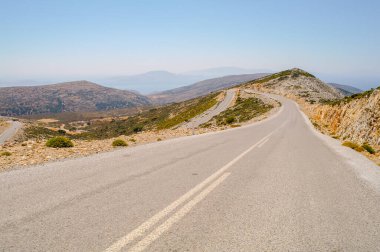 Yunanistan 'da dağlarda dolambaçlı yol