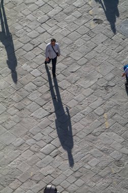 FLORENCE, İTALYA - 14 HAZİRAN 2020: Gökyüzünden ünlü şehir meydanında yürüyen yayalar ve turistler