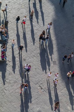 FLORENCE, İTALYA - 14 HAZİRAN 2020: Gökyüzünden ünlü şehir meydanında yürüyen yayalar ve turistler