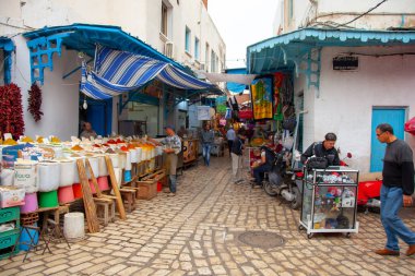 SOUSSE, TUNISIA - 7 Ocak 2020: Susa 'da baharat ve ürünlerle sokak pazarı