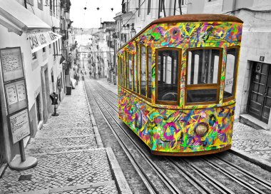 Lizbon, Portekiz 'de renkli resimli tramvay füniküleri. İllüzyon. Lizbon Portekiz 'in tipik kentsel bölgesinde tramvay üzerinde sokak sanatı. Toplu taşıma.