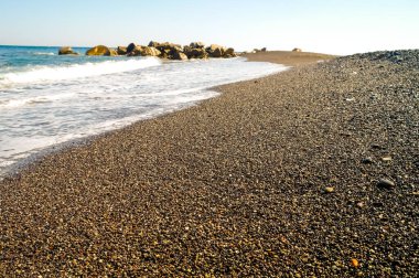 Akdeniz 'in çakıl taşlı sahillerinde dalgalar. 