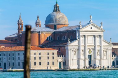 Venedik, İtalya - 13 Ağustos 2016: San Giorgio Maggiore adası suyun karşısında görüldü. St. Mark 'ın deniz manzarası