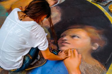 FLORENCE, ITALY - 14 HAZİRAN 2020: Floransa, İtalya 'da renkli pastellerle kaldırıma gerçekçi dini portreler çizen sokak sanatçıları.