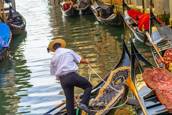 Venice Itálie Června 2020 Gondola Pluje Benátském Průplavu Slavné Benátské — Stock fotografie