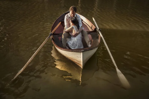 新婚旅行でボートでロマンチックなカップルは夏休みを楽しむ — ストック写真