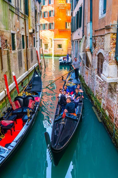 Venice Itália Janeiro 2020 Gôndolas Navegando Canal Veneza Monumentos Arquitetura — Fotografia de Stock