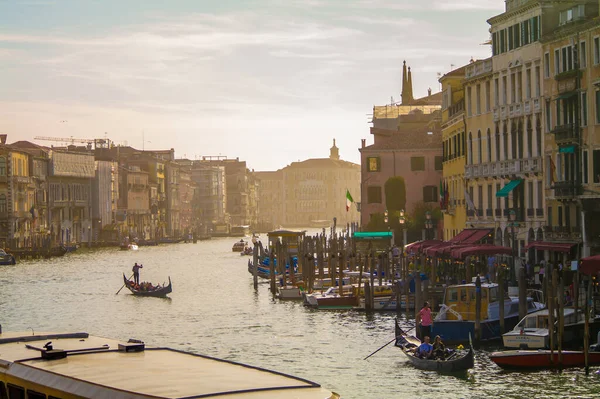 Venecia Italia Enero 2020 Góndolas Barcos Navegando Por Los Canales — Foto de Stock