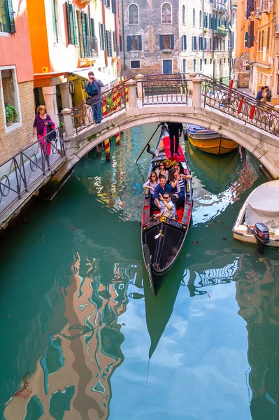 Venice Italy January 2020 Gondola Sailing Venice Canal Famous Venetian — Stock Photo, Image