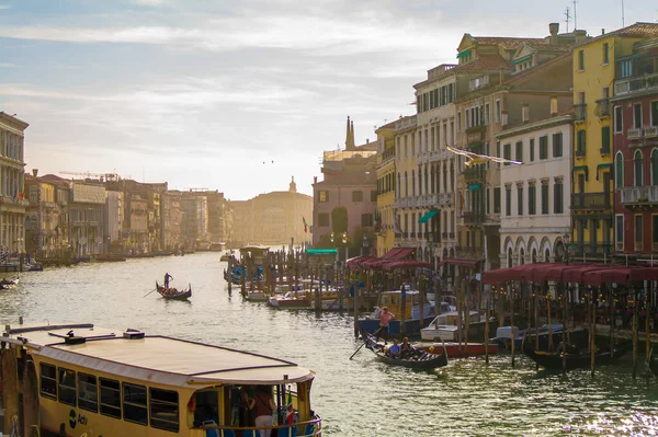Venecia Italia Enero 2020 Góndolas Barcos Navegando Por Los Canales — Foto de Stock