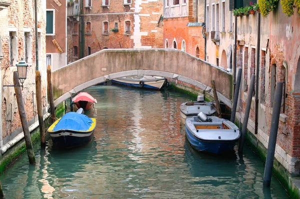 Venice Itália Janeiro 2020 Gôndolas Navegando Canal Veneza Monumentos Arquitetura — Fotografia de Stock