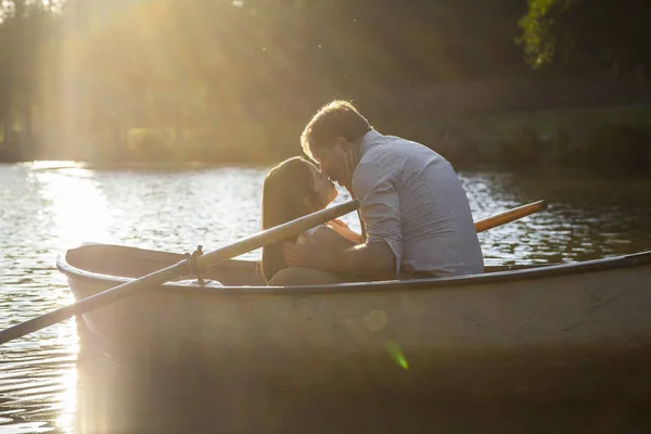 Romantiskt Par Båt Smekmånad Resa Njuter Sommarsemester — Stockfoto