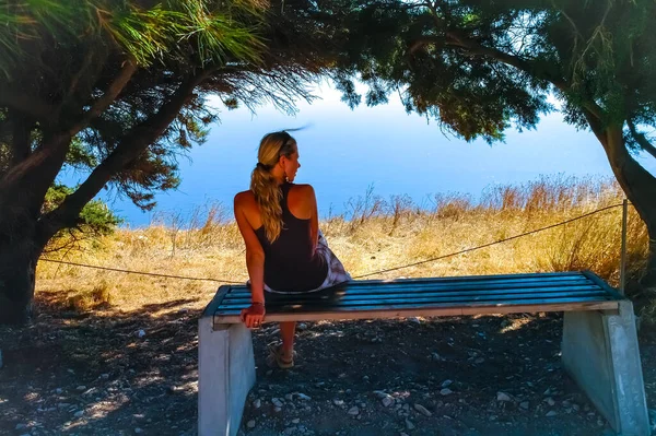 Hermosa Mujer Sentada Banco Mirando Mar — Foto de Stock