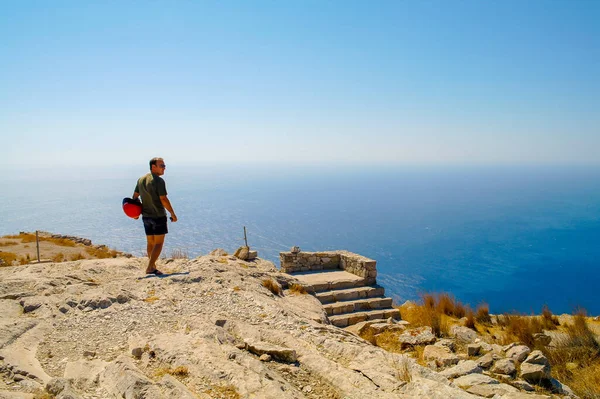 Santorini Greece January 2020 Young Man Standing Top Rocky Mountain — Stock Photo, Image