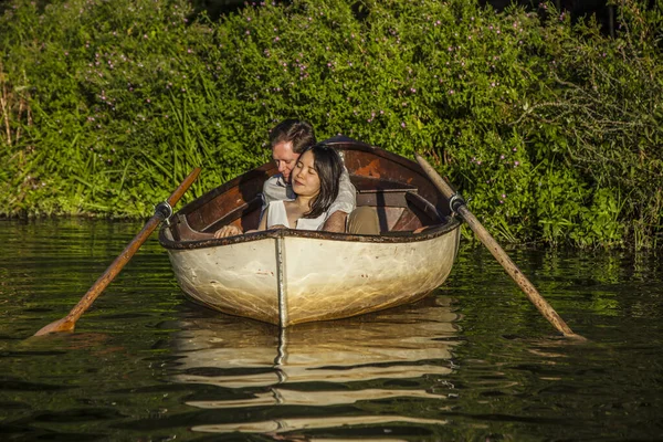 Romantic Couple Boat Honeymoon Travel Enjoying Summer Holidays — Stock Photo, Image