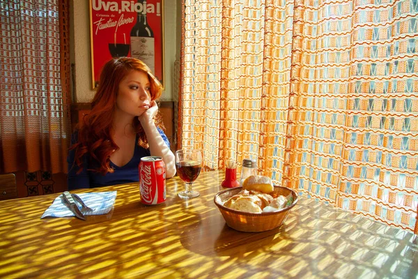 Junge Frau Sitzt Café — Stockfoto