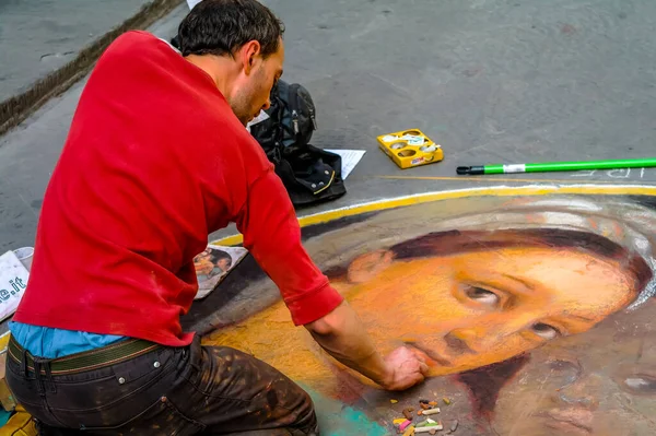 フィレンツェ イタリア 2020年1月14日 イタリアのフィレンツェでカラフルなパステルで舗装上の現実的な宗教的な肖像画を描くストリートアーティスト — ストック写真