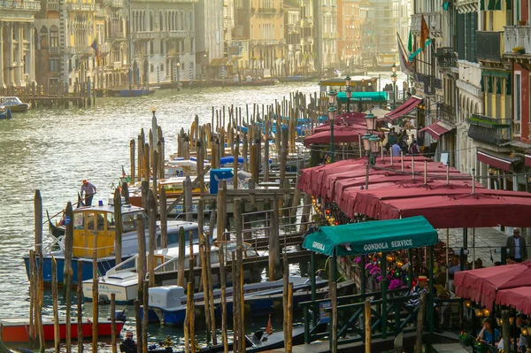 Venice Itálie Června 2020 Gondoly Lodě Plují Benátských Kanálech Turisty — Stock fotografie