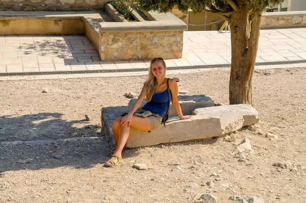 Kobieta Siedząca Ruinach Grecja — Zdjęcie stockowe