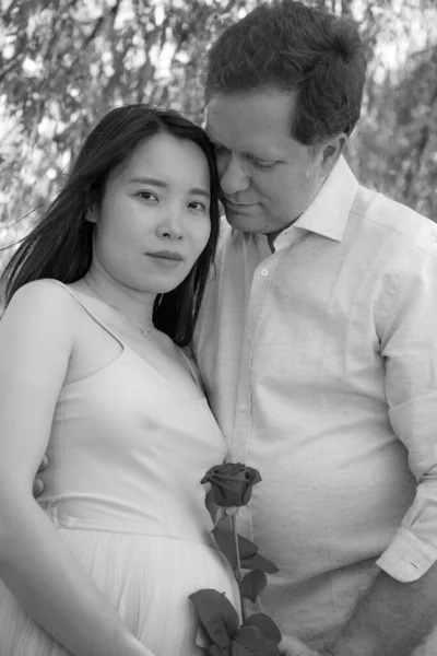 Foto Blanco Negro Una Joven Pareja Parque — Foto de Stock