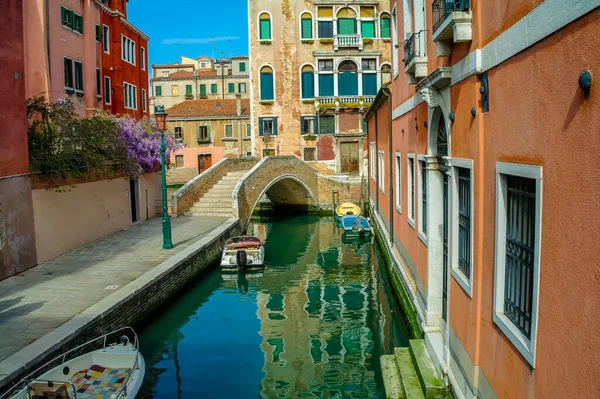 Венице Италия Января 2020 Гондолы Плывущие Венецианскому Каналу Знаменитые Венецианские — стоковое фото