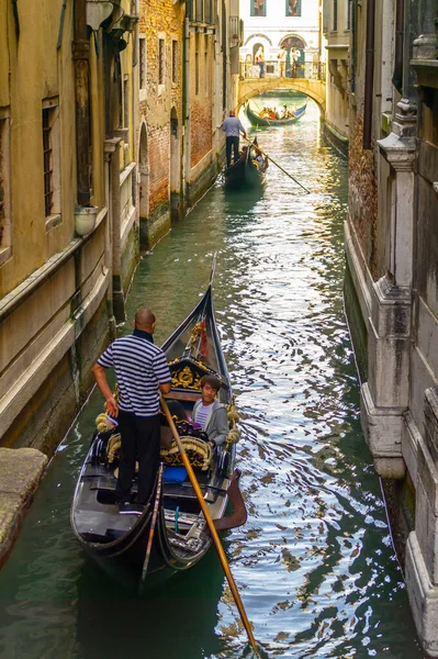 Venice Itálie Června 2020 Gondola Pluje Benátském Průplavu Slavné Benátské — Stock fotografie