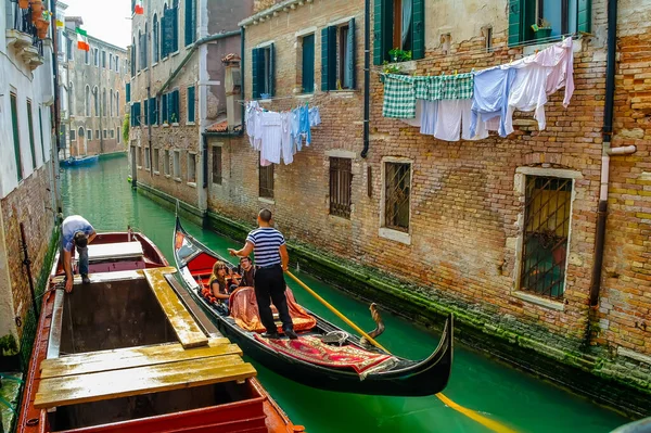 Venice Itália Janeiro 2020 Gôndolas Navegando Canal Veneza Monumentos Arquitetura — Fotografia de Stock