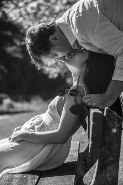 Black White Photo Young Couple Park — Stock Photo, Image