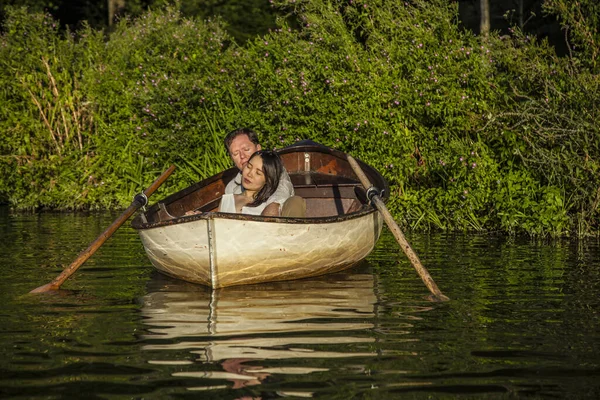 Romantic Couple Boat Honeymoon Travel Enjoying Summer Holidays — Stock Photo, Image