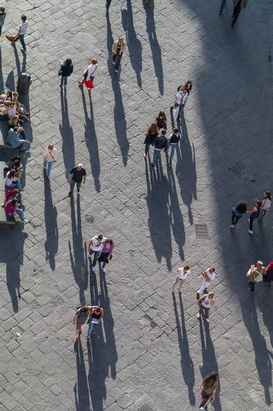 FLORENCE, İTALYA - 14 HAZİRAN 2020: Gökyüzünden ünlü şehir meydanında yürüyen yayalar ve turistler