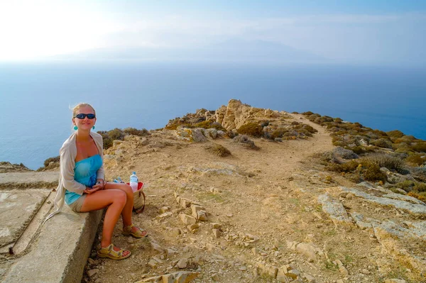 Młoda Kobieta Podróżnik Siedzi Skale Podziwiając Widok Morze — Zdjęcie stockowe