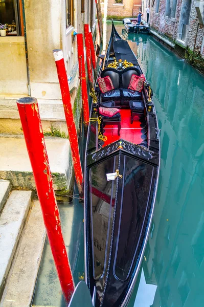 Венице Италия Января 2020 Гондола Плавает Венецианскому Каналу Знаменитым Венецианским — стоковое фото