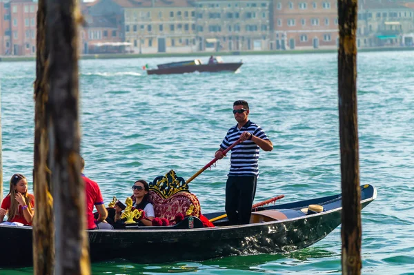 Венице Италия Января 2020 Гондола Плавает Венецианскому Каналу Знаменитым Венецианским — стоковое фото