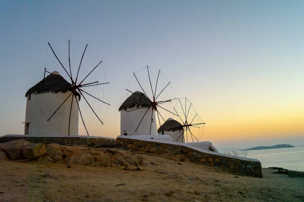 ギリシャのキクラデス諸島で風車と暖かい夕日と美しい夜の風景 休日とリラクゼーションのシンボル — ストック写真