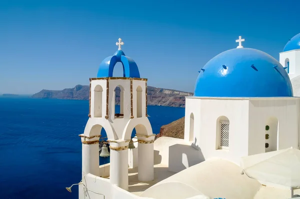 希腊Cyclades的一个岛屿 Santorini 官方名称Thira 白色教堂 蓝色穹顶 基督教十字架和海景 象征假日 宗教和自由的形象 — 图库照片