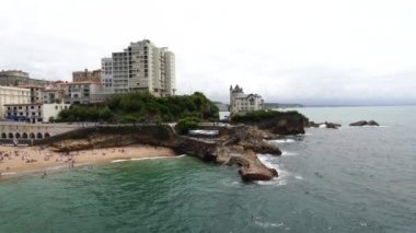 Biarritz, Fransa - 20 Temmuz 2019: Biscay Körfezi, Htel du Palais ile bilinen lüks deniz kenarı turizm beldesi