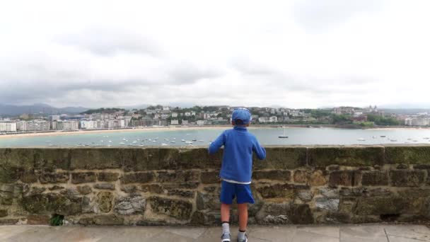 Retrato Niño Pequeño Con Río Adour Ciudad Dax Dax Una — Vídeos de Stock