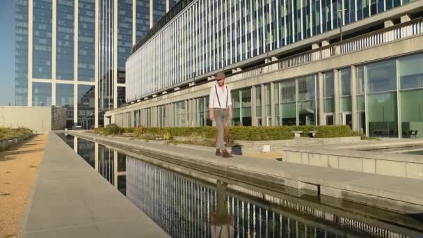 一个行人在市中心散步 望着运河 — 图库视频影像