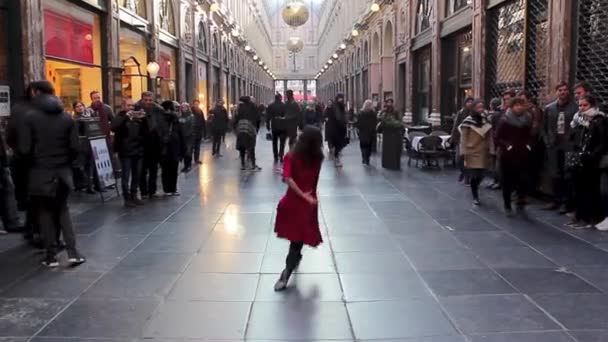 2019年6月25日 西班牙圣塞巴斯蒂安 穿着红色连衣裙跳舞的年轻女子 — 图库视频影像