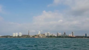 Pattaya, Tayland - 27 Mart 2019: Binalar, gökdelenler, gökdelenler, gökyüzü ve deniz ile Pattaya şehri