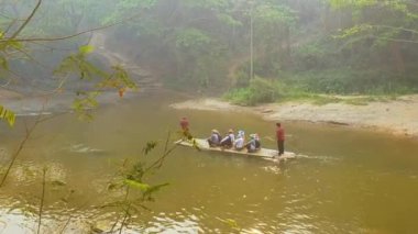 Chiang Mai, Tayland - 22 Mart 2019: MaeTaeng Fil Parkı 'nda fillere binen turistler. İnsanlar filin sırtında oturuyor.
