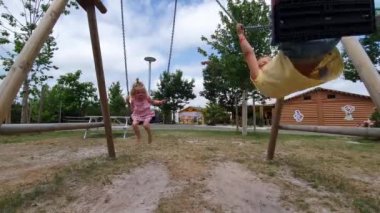 ARCACHON, FRANCE - 12 Eylül 2019: kampta salıncakta sallanan mutlu küçük çocuklar