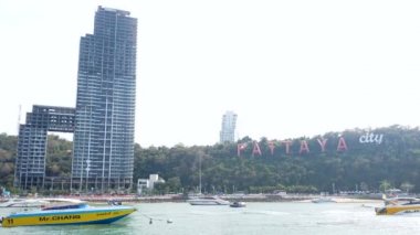 Pattaya, Tayland - 27 Mart 2019: Binalar, gökdelenler, gökdelenler, gökyüzü ve deniz ile Pattaya şehri